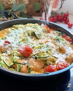 zucchini spaghetti with cherry tomatoes and prawns