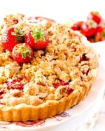 strawberry rhubarb pie with crumb topping