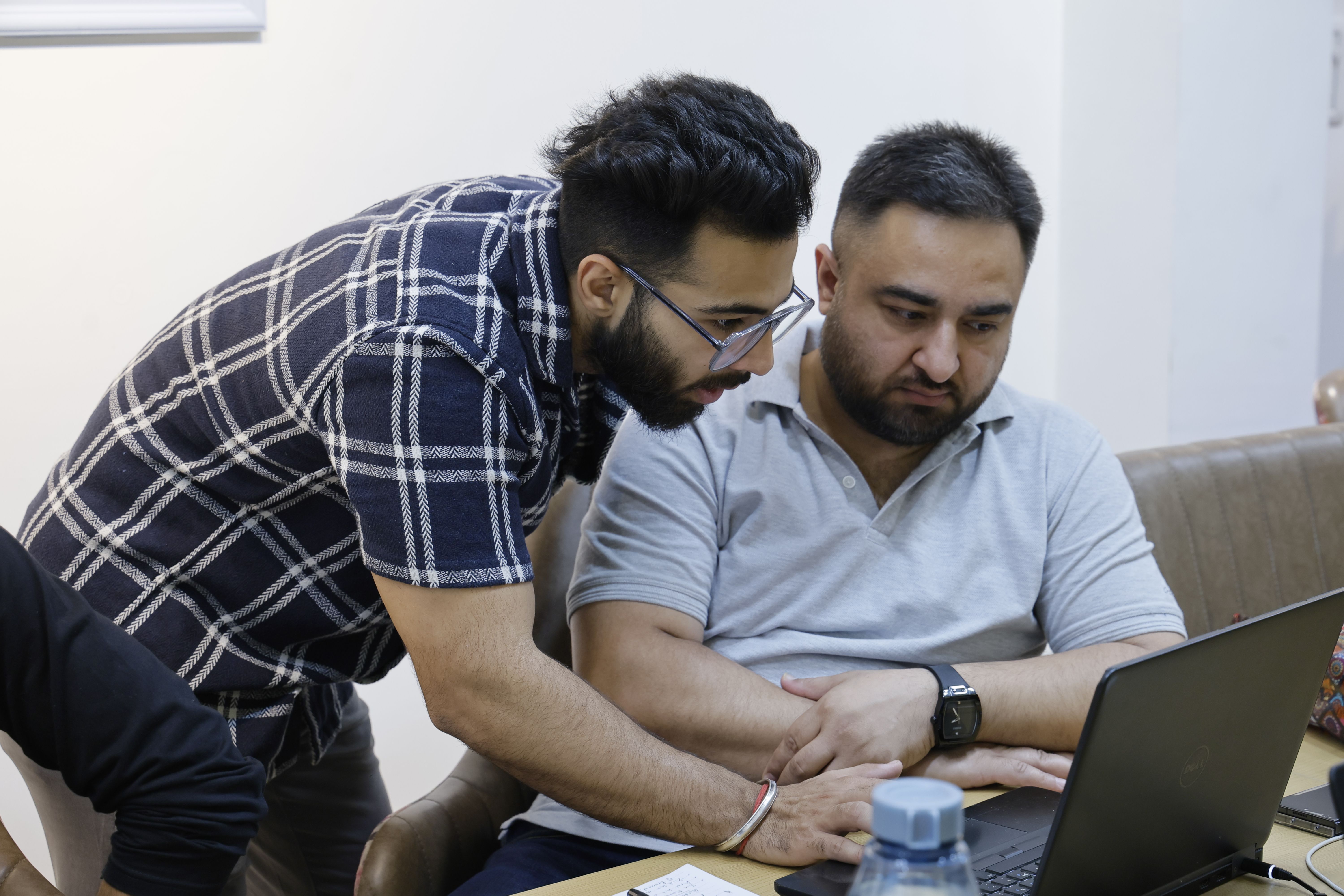 Traderz Den mentor working privately with one trading student