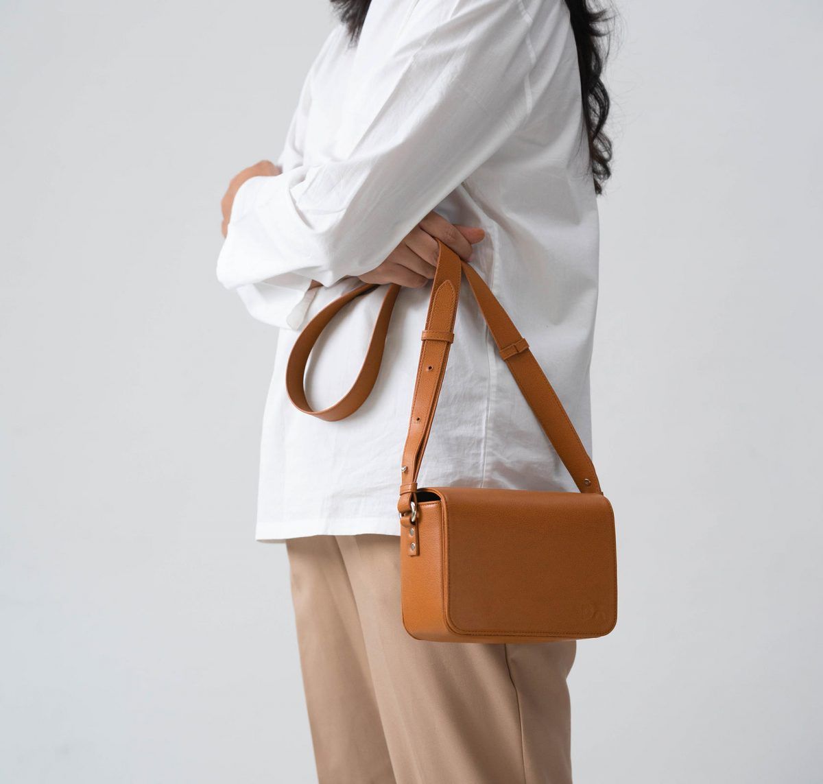 Tan - Sol Box Shoulder Bag | Online Shopping | KlippiK Kuwait UAE Saudi | Online Shopping | KlippiK Kuwait UAE Saudi