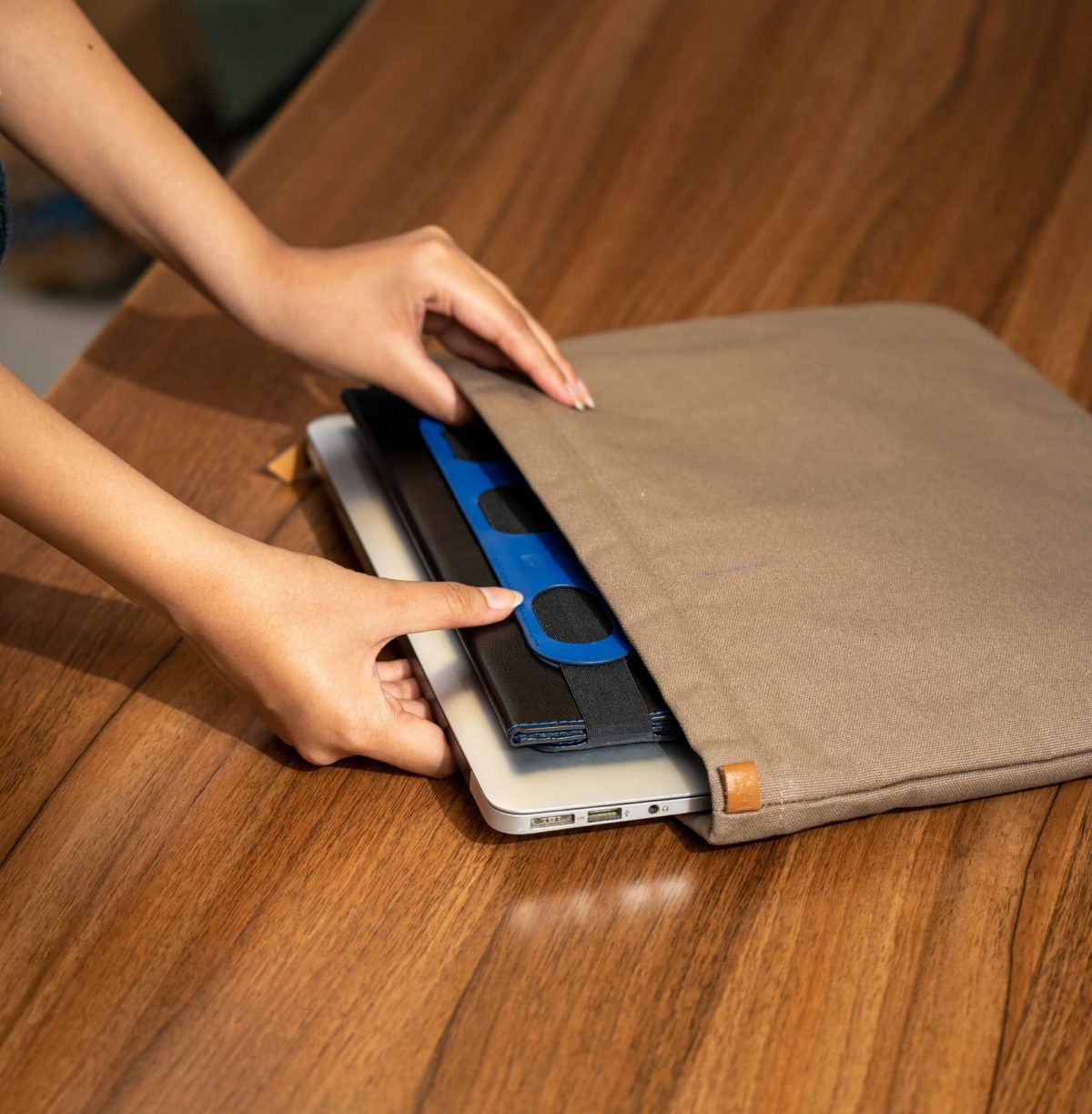 Morph Foldable Deskmat with Laptop Stand - Shop Online - Klippik Kuwait UAE Saudi