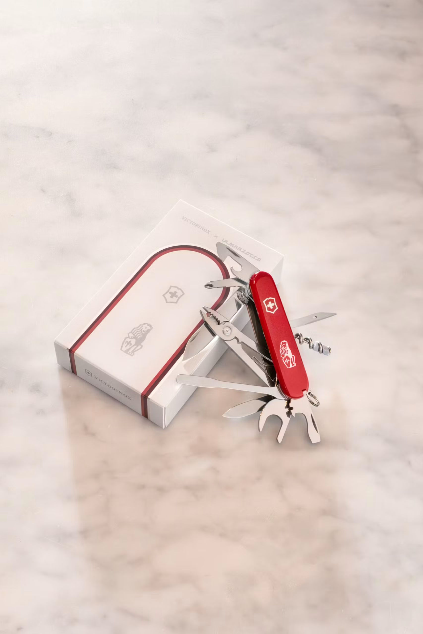 La Marzocco联名Victorinox推出咖啡师瑞士军刀- 咖啡搭子