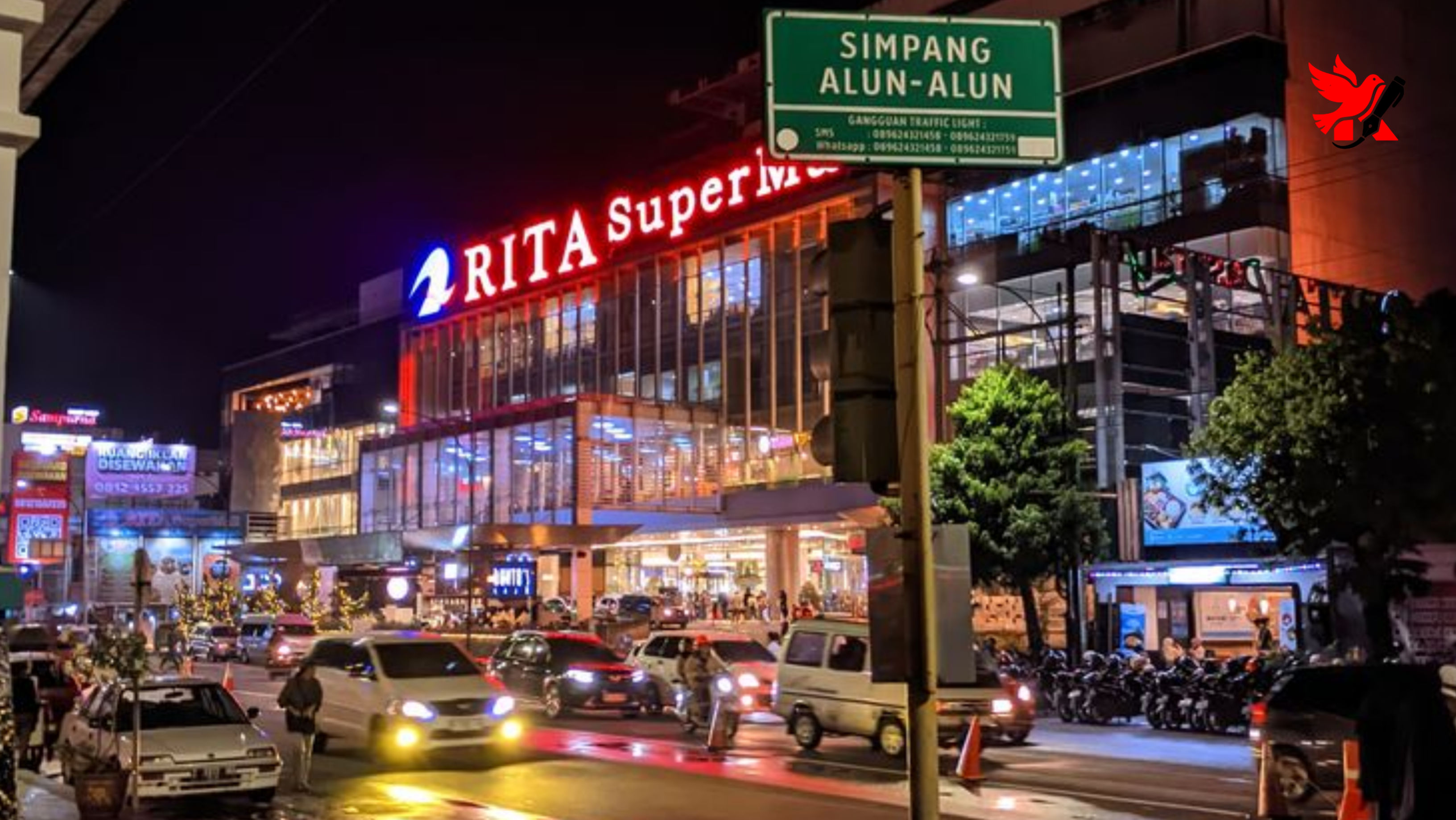 Suasana hiruk pikuk di kawasan perempatan Rita Super Mall Purbalingga atau Alun-alun Purwokerto yang merefleksikan gaya hidup urban masyarakat setempat.