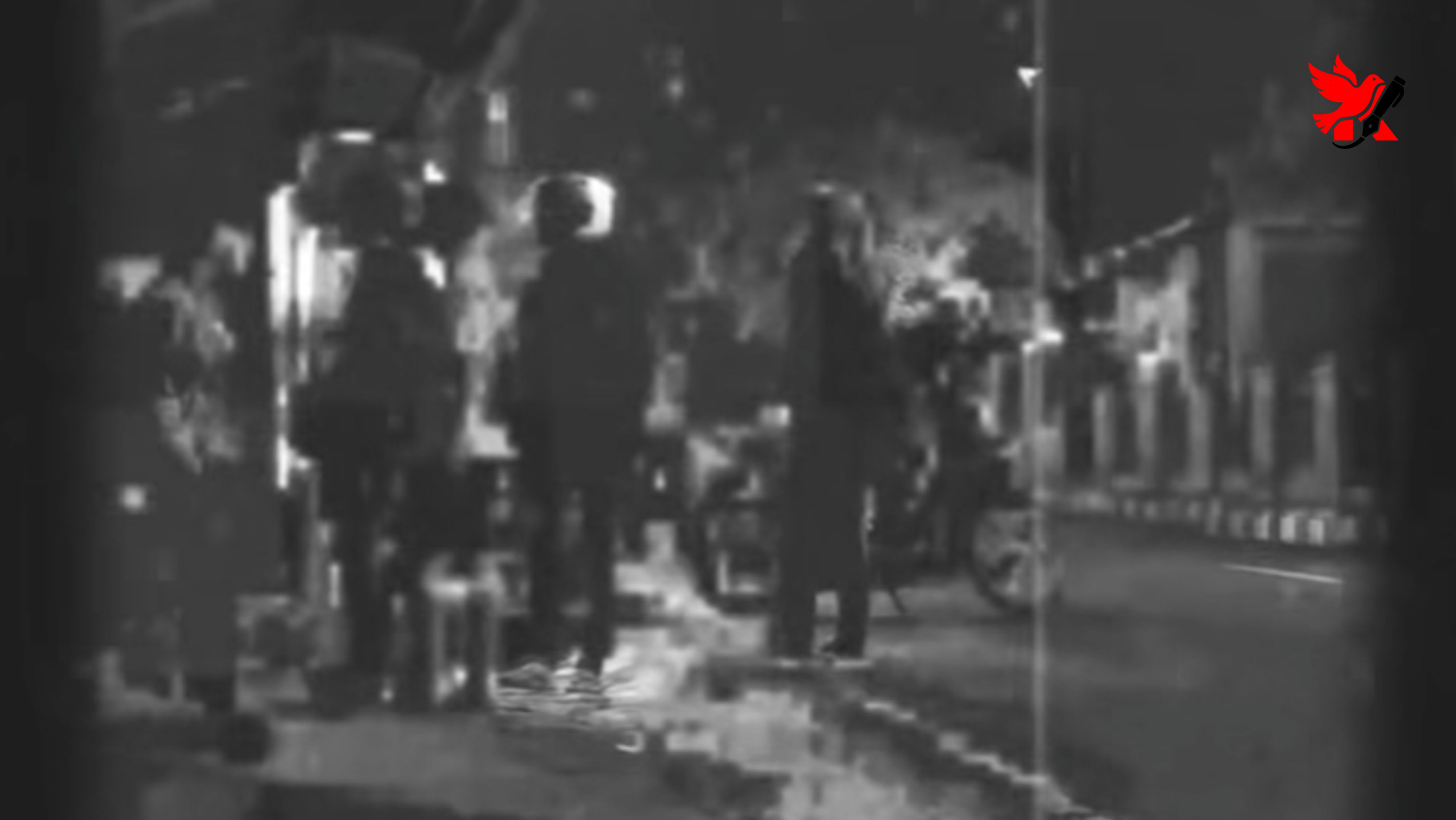 Tangkapan layar rekaman video kejadian pengeroyokan oleh sejumlah orang di depan Terminal Bawah Baturraden, Kabupaten Banyumas.