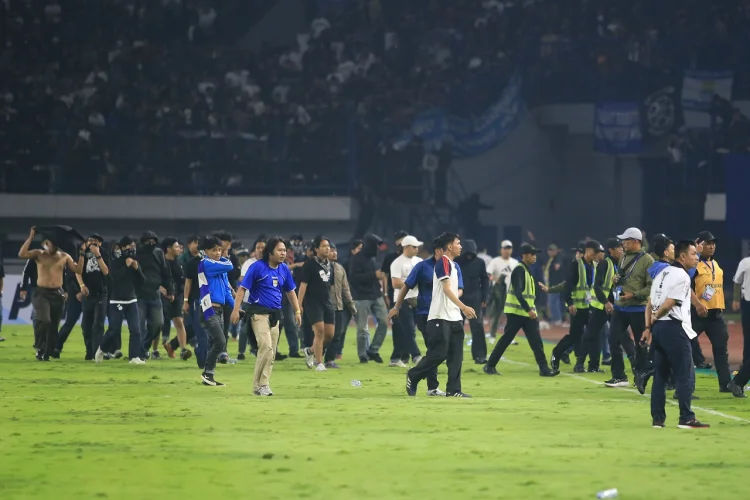 Suasana stadion GBLA yang mencekam saat sejumlah oknum suporter turun ke lapangan setelah peluit panjang pertandingan Persib melawan Ratchaburi FC.