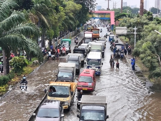 Jalan Daan Mogot Jakarta Barat Masih Banjir, Lalin Macet Parah
