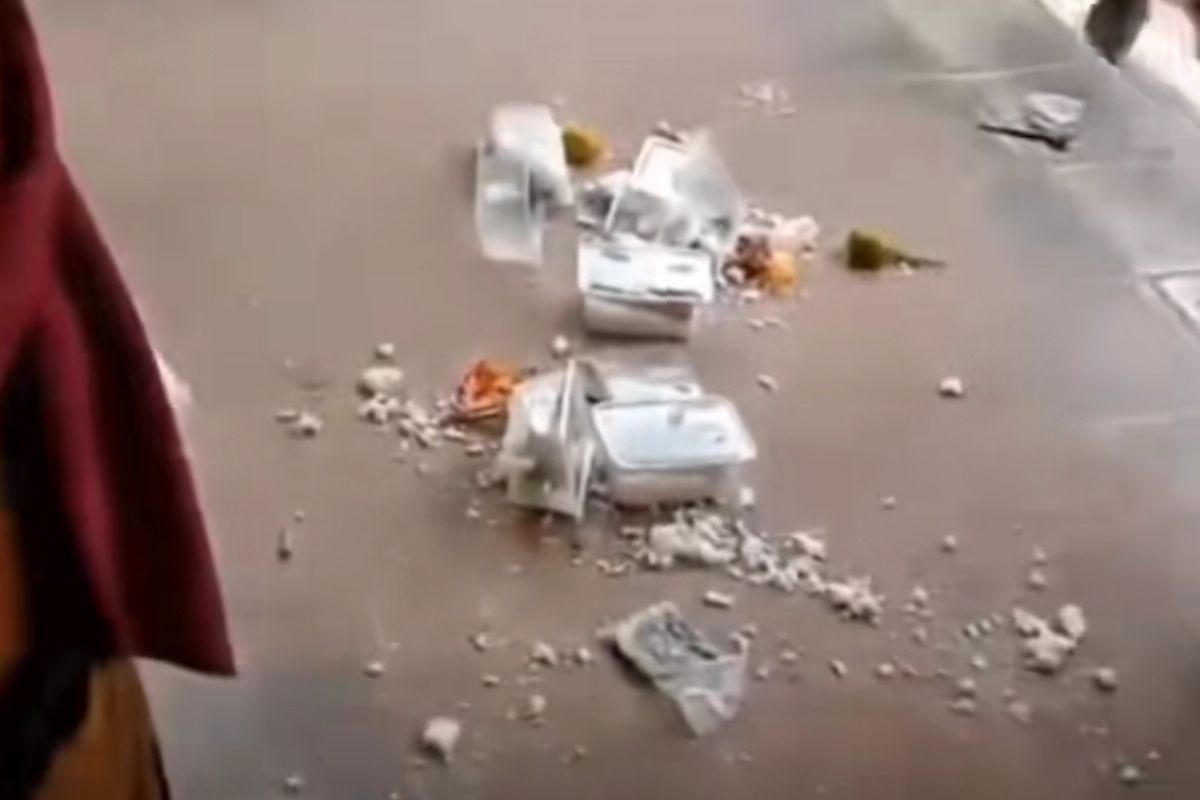 Guru di Kampar Banting Nasi Kotak di depan murid