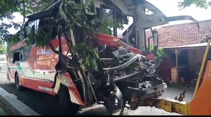 Kecelakaan di Tol Cipali KM 72, 5 Orang Meninggal Kecelakaan di Tol Cipali KM 72, 5 Orang Meninggal