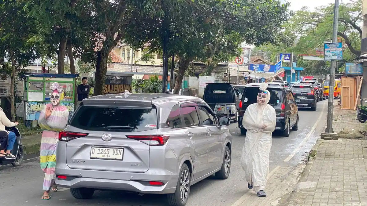 Canggih, Pocong Cari Cuan di Tengah Kemacetan Lembang Bandung Barat, Menggunakan QRIS