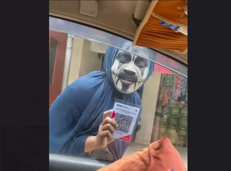 Canggih, Pocong Cari Cuan di Tengah Kemacetan Lembang Bandung Barat, Menggunakan QRIS