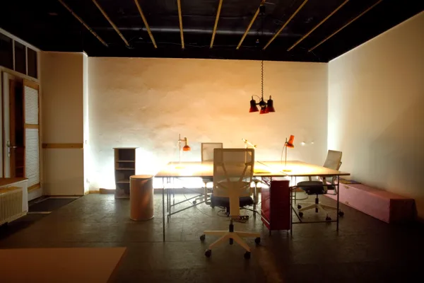 Workspace and sofa in sunlight at KOTEKA coworking space Leipzig