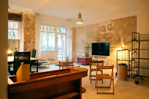 Seminar seating with natural daylight and Leipzig street view at KOTEKA seminar space