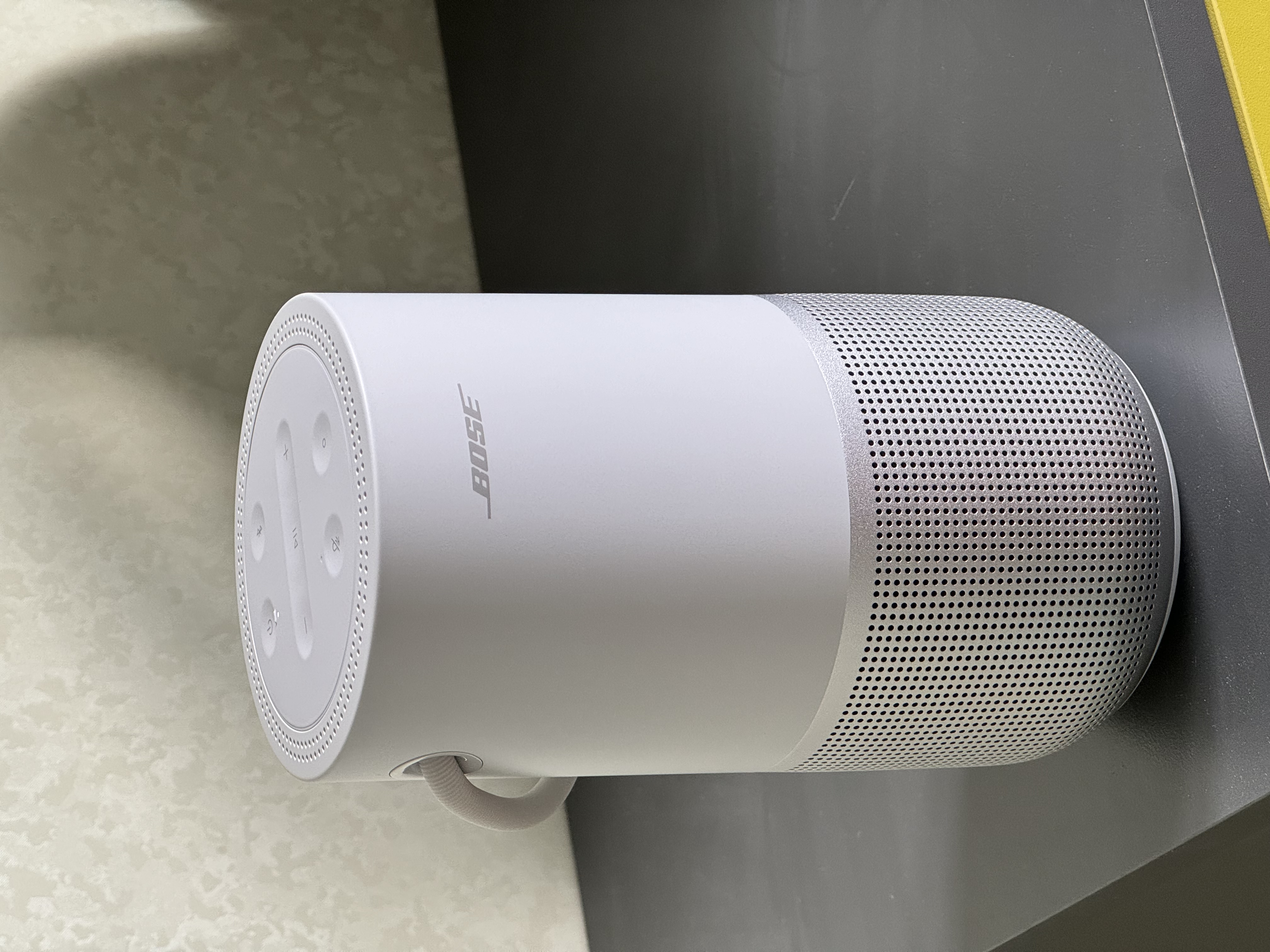 Зовнішній вигляд колонки Bose Portable Smart Speaker