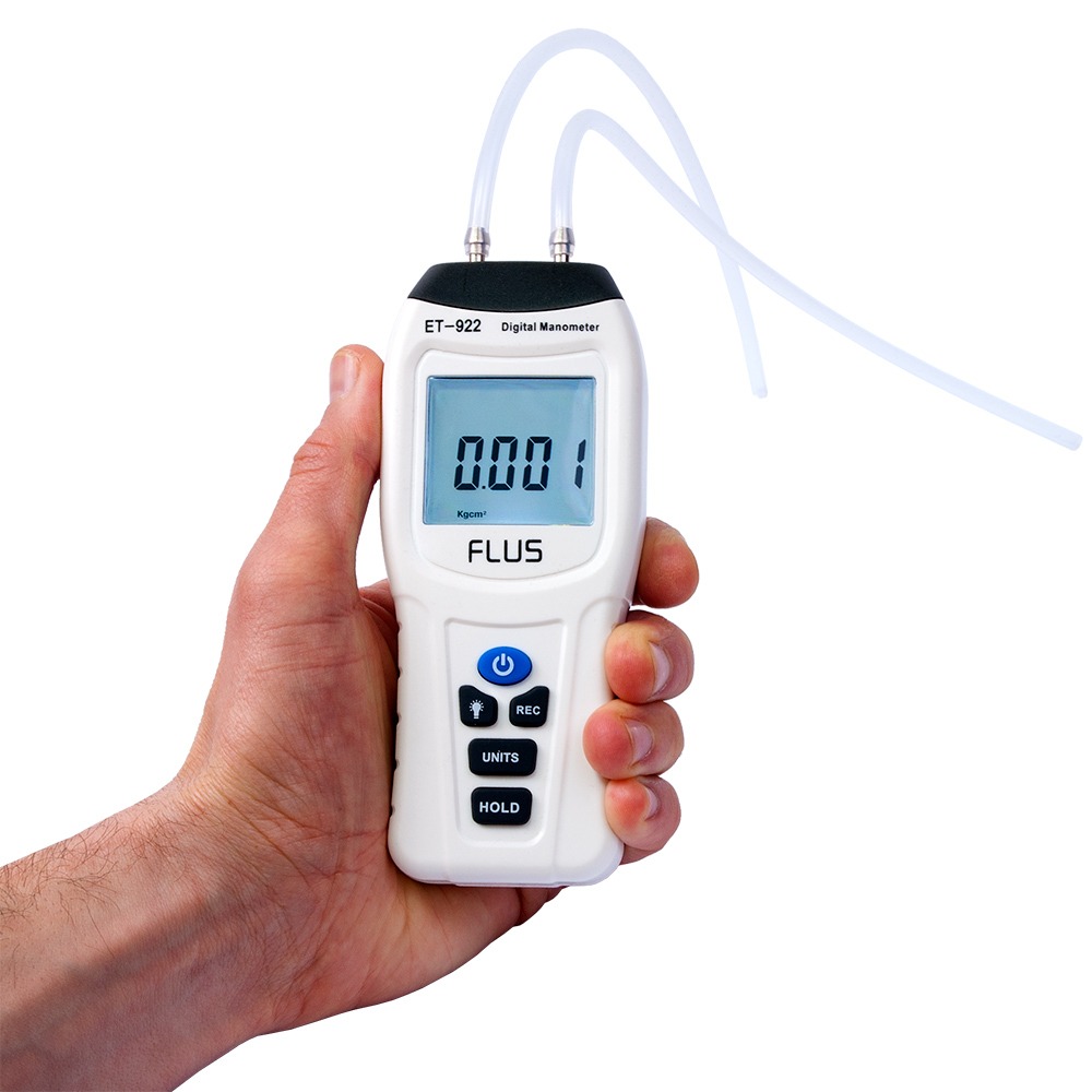 Цифровий диференціальний манометр FLUS ET-922 у руці