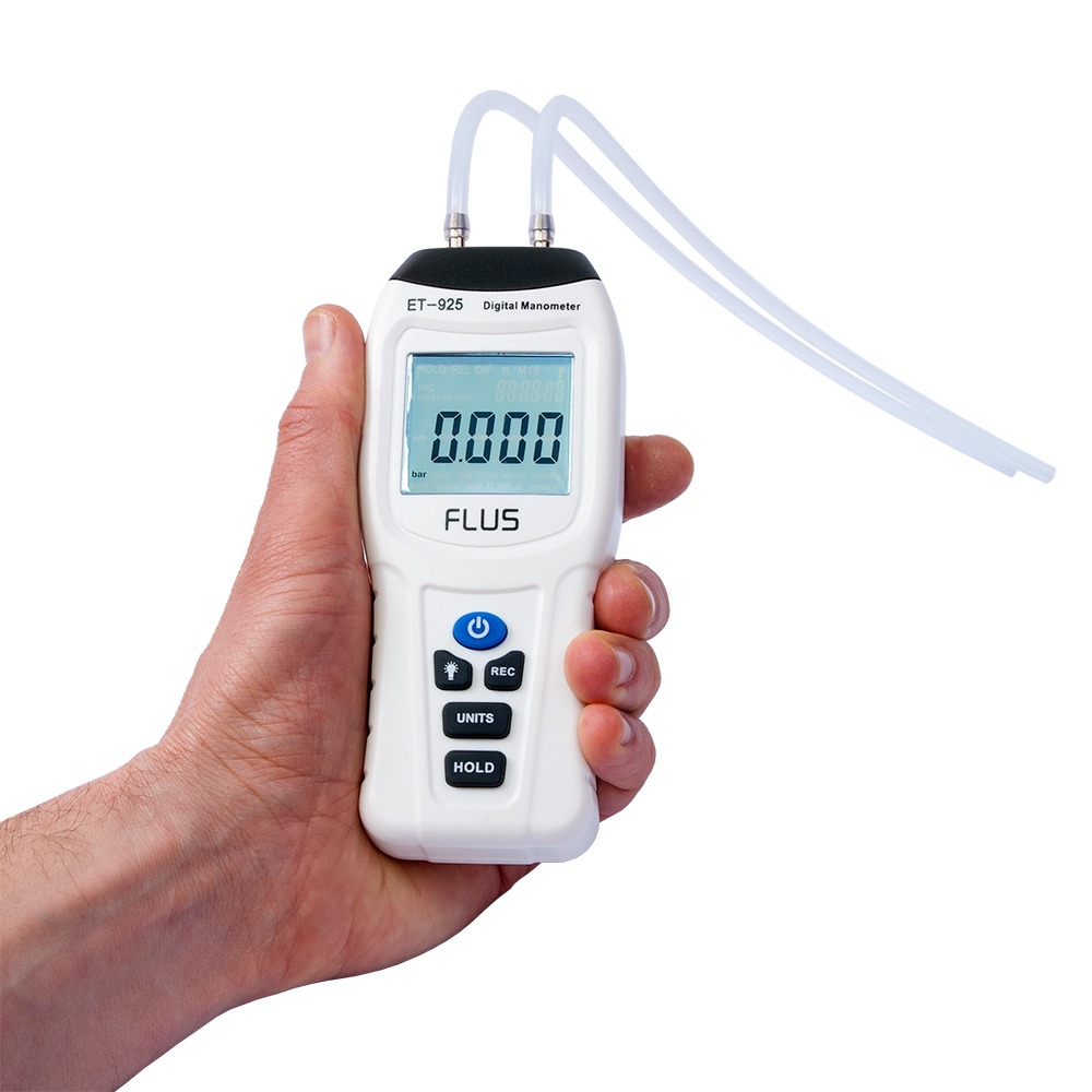 Цифровий диференціальний манометр FLUS ET-925 у руці