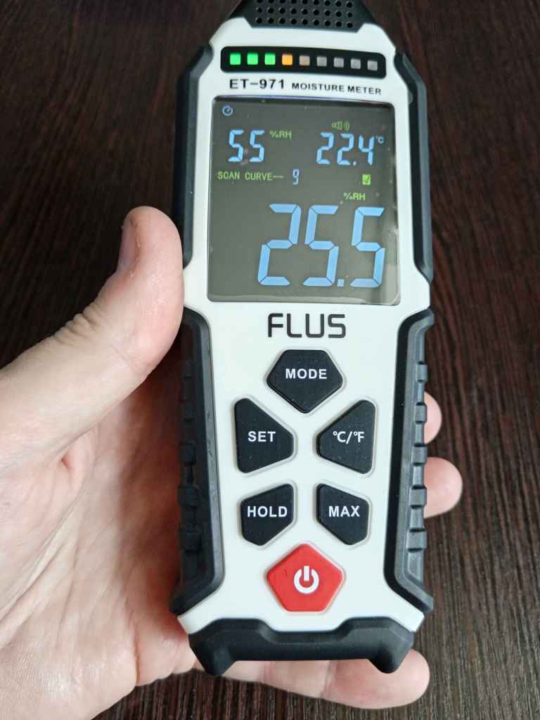 Flus ET-971 з увімкненим кольоровим дисплеєм