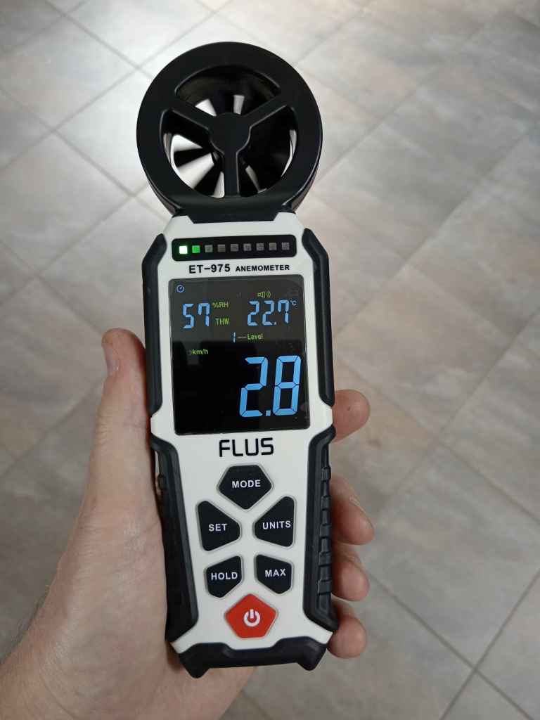 Кольоровий дисплей анемометра FLUS ET-975 під час вимірювання