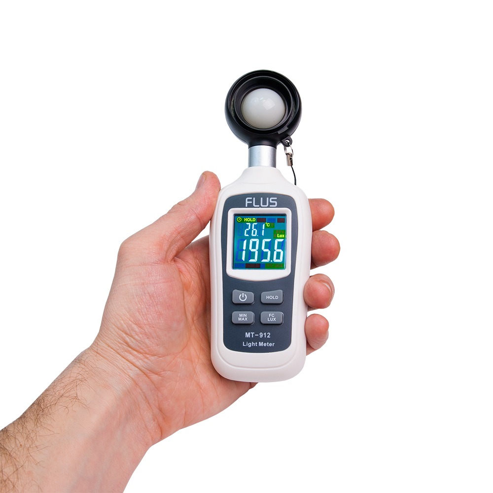 Люксметр FLUS MT-912 у руці