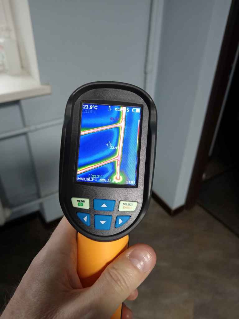 Xintest HT-03 під час перевірки радіатора опалення