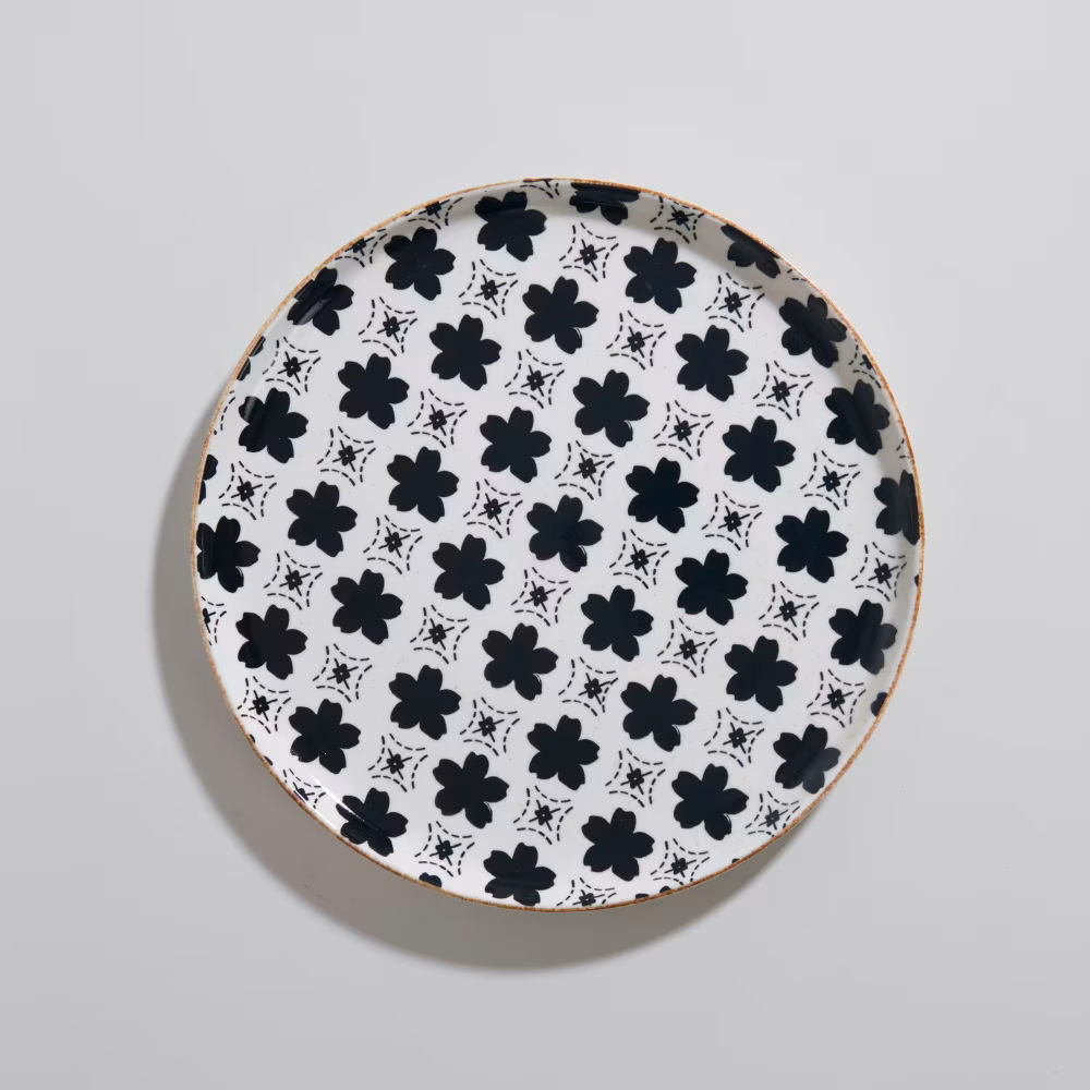 Assiette plate en céramique blanche et marron à motifs noirs, Sora