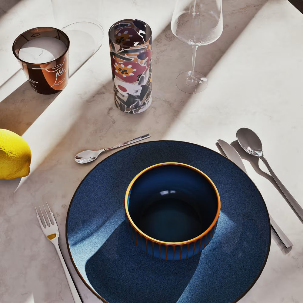 Assiette plate en céramique bleue