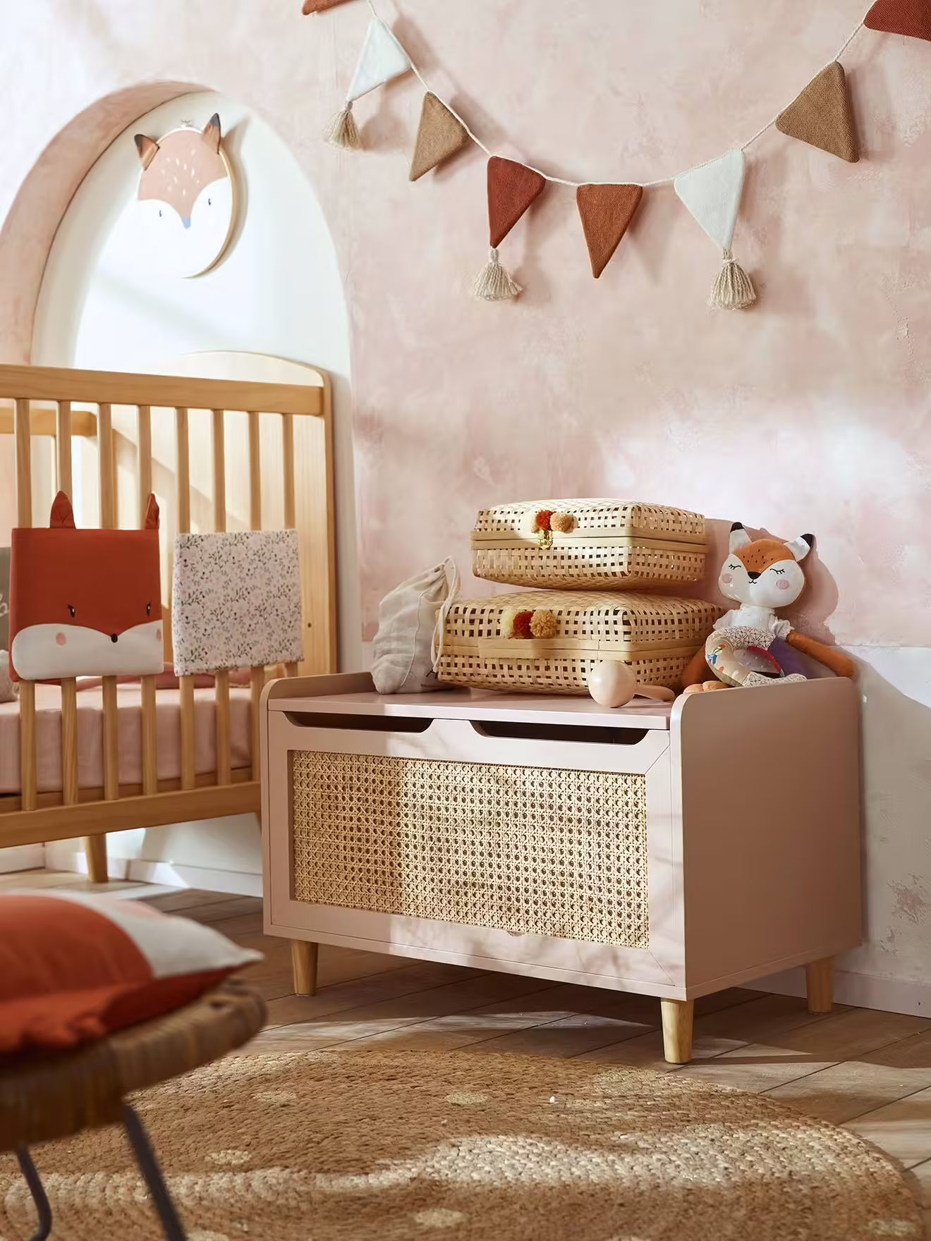 Coffre à jouets cannage LIGNE POÉSIE rose, système anti-pincement piston
