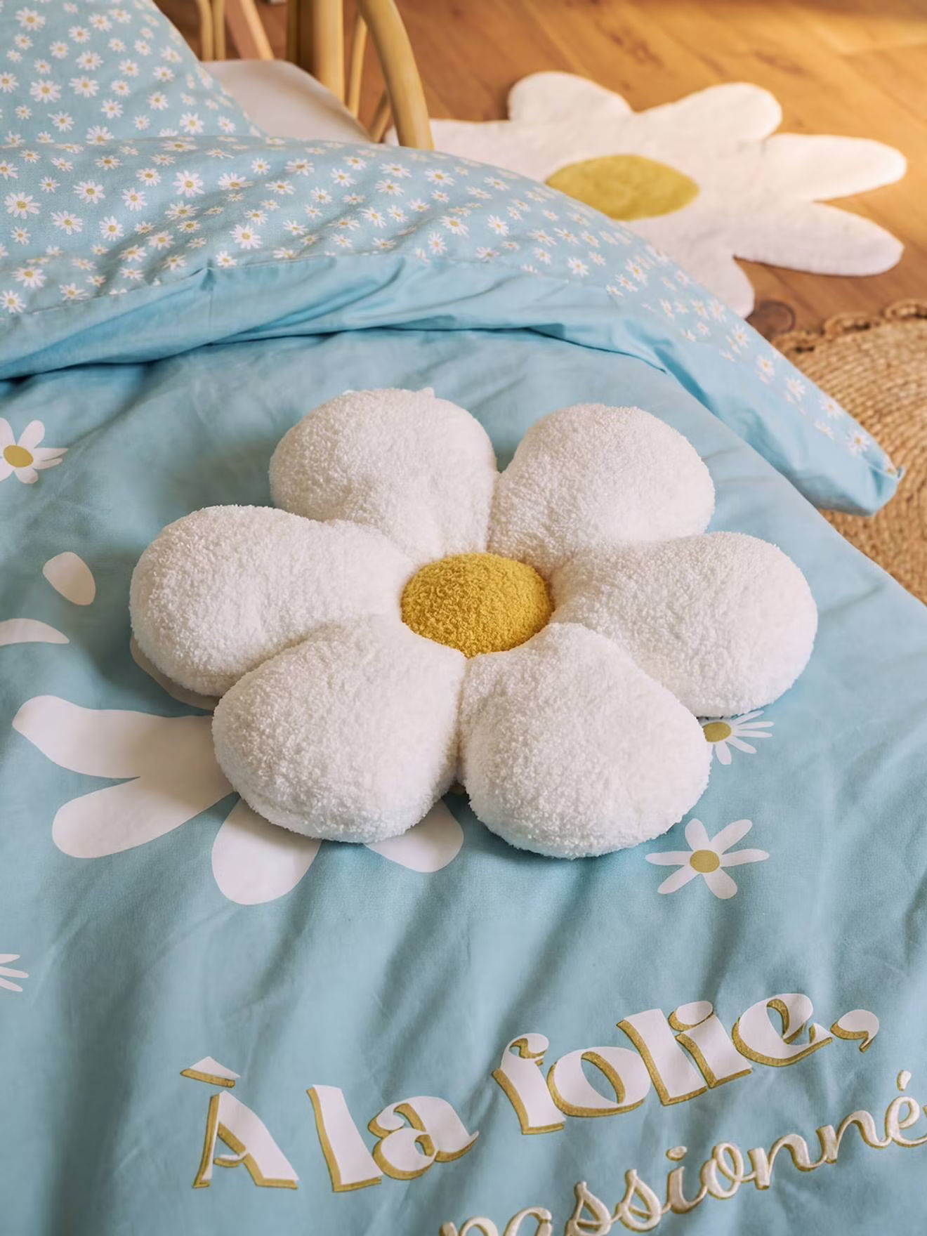 Coussin déco enfant bouclette, forme fleur, écru