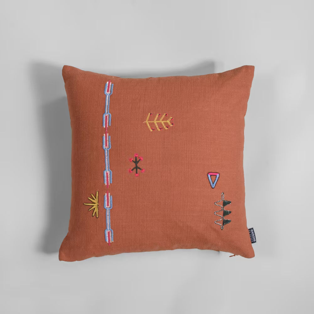 Housse de coussin en coton terracotta et broderies multicolores