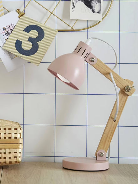 Lampe à poser articulée en bois et métal
