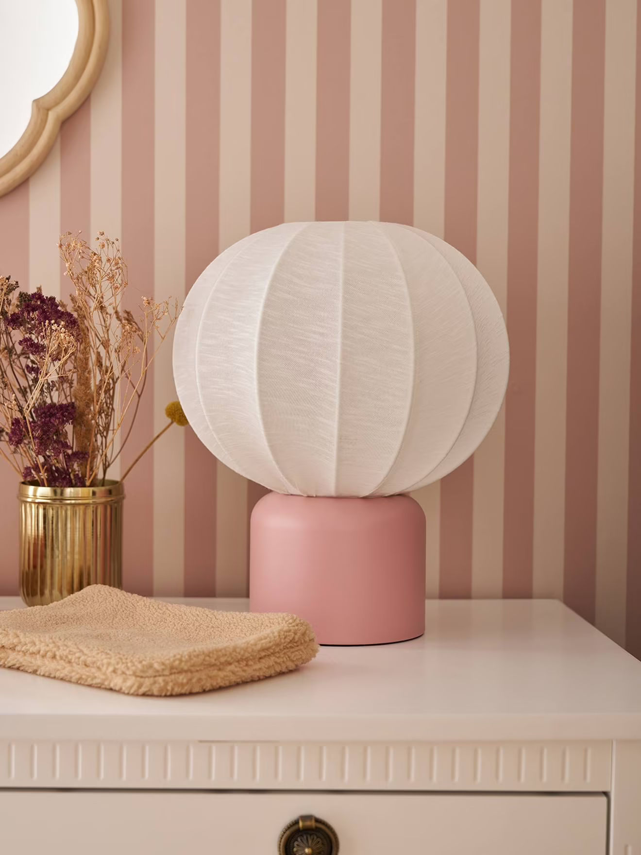 Lampe à poser forme boule, pied métal rose