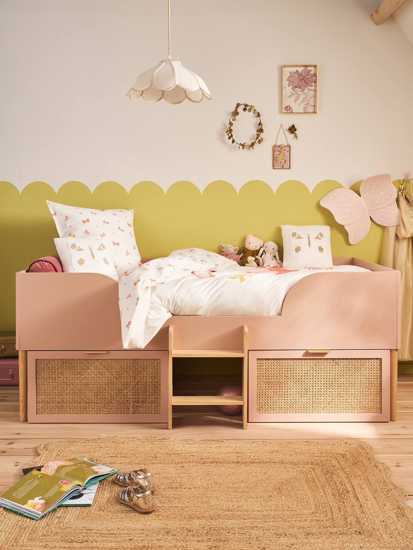 Lit enfant surélevé avec rangements, cannage, ligne Poésie, rose nude
