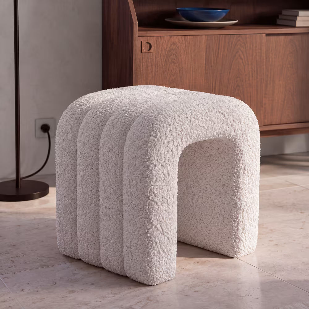 Pouf Uriel en tissu écru effet laine bouclée
