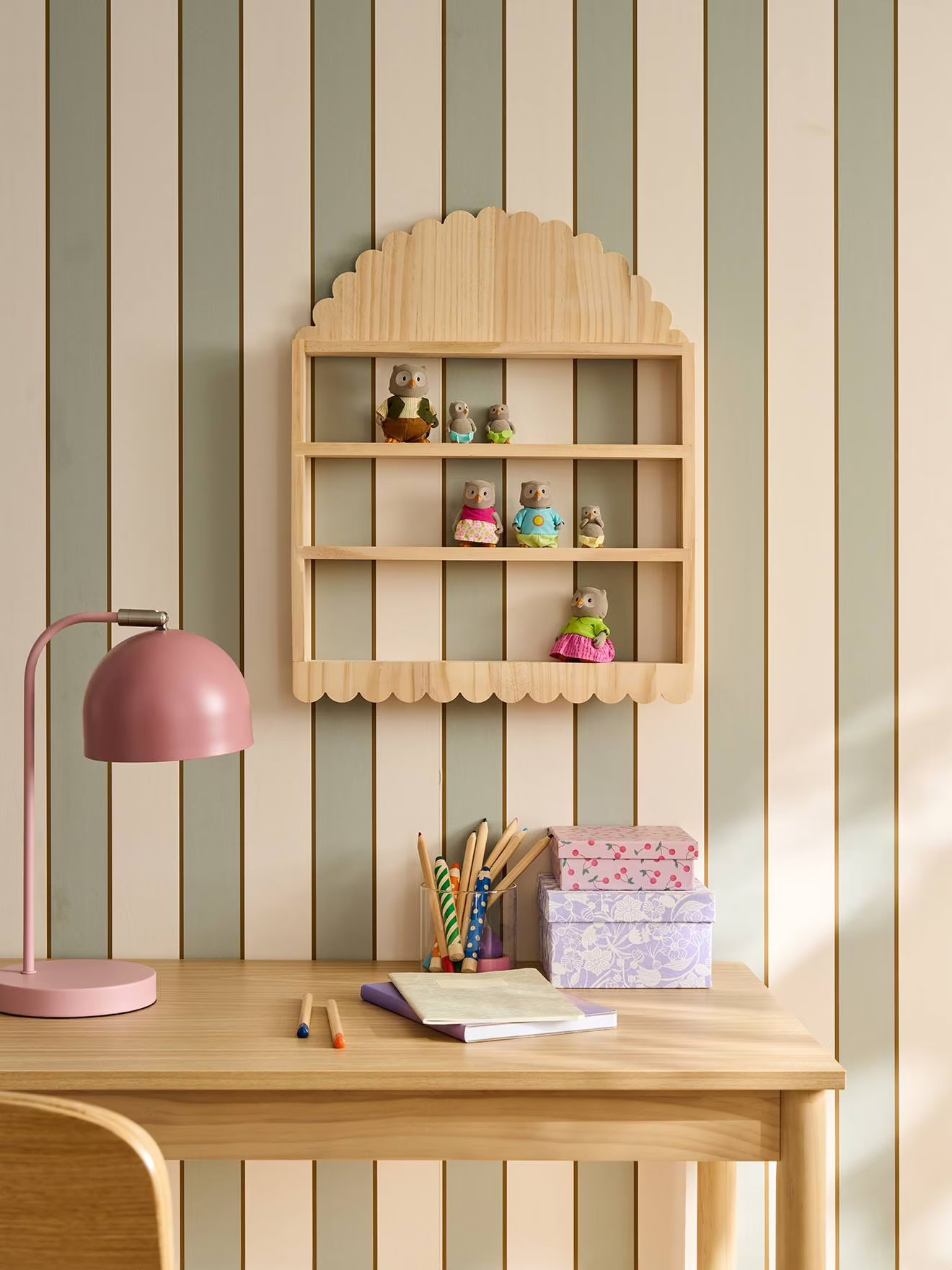 Rangement étagère à figurines en bois, ligne Feston, beige