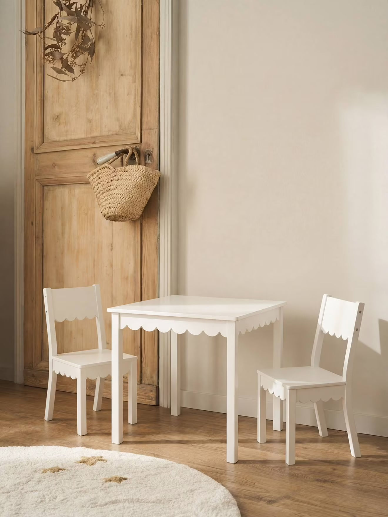 Lot 2 chaises et table festonnés