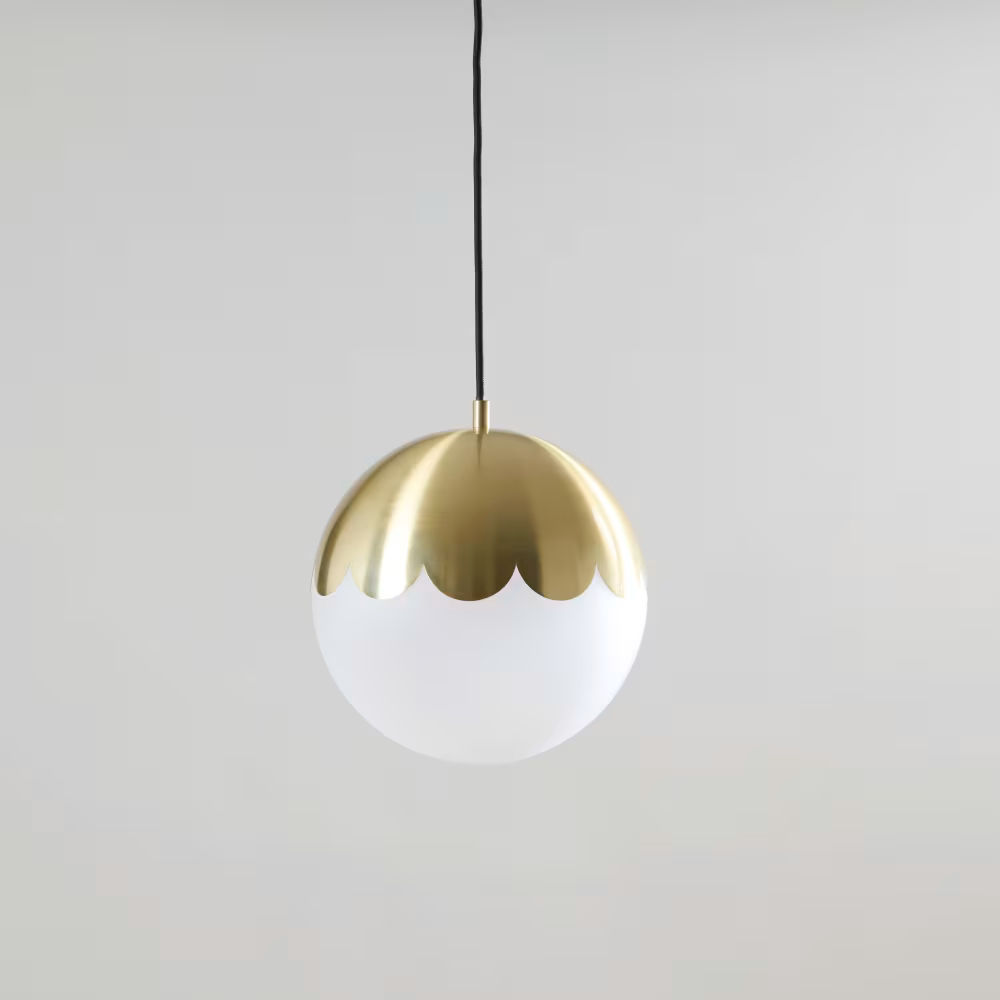 Suspension en acier doré et globe en verre opaque