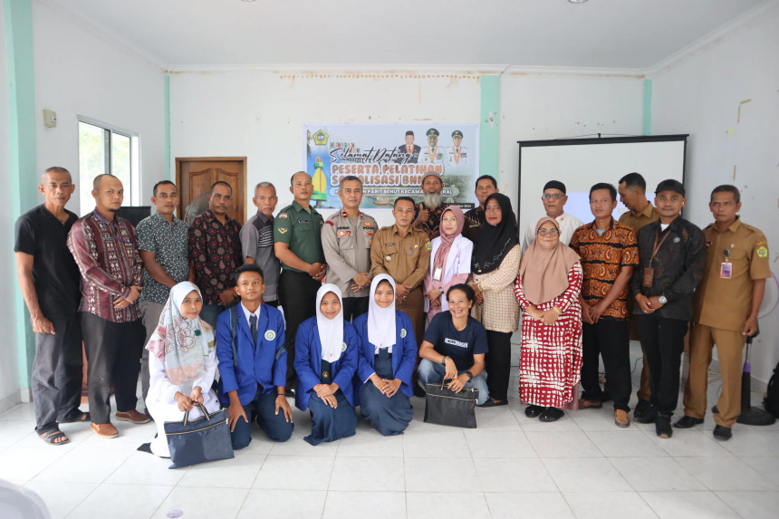 Pemerintah Kelurahan Parit Benut foto bersama peserta sosialisasi pencegahaan penyalahgunaan narkoba