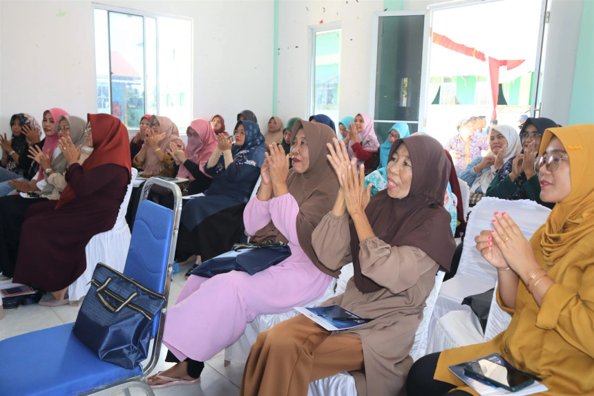 (Peserta Sosialisasi Hidup Sehat mengikuti peragaan tata cara cuci tangan yang baik dan benar)