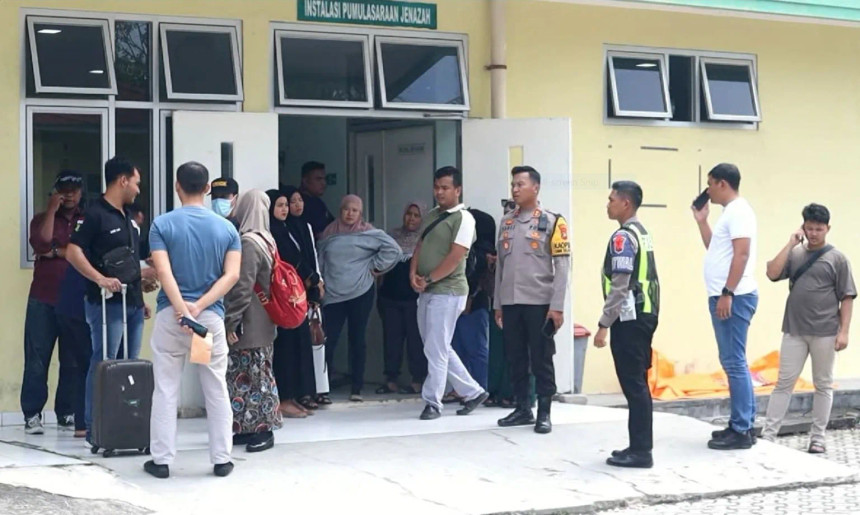 Dokter Forensik dari RS Bhayangkara Polda Kepri dihadirkan untuk melakukan otopsi jenazah korban | Foto: Ami