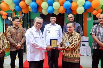Ketua DPRD Kabupaten Karimun, Muhammad Yusuf Sirat menerima plakat penghargaan dari BPR Tuah Karimun pada, Rabu (24/1/2024) | Foto: Ami
