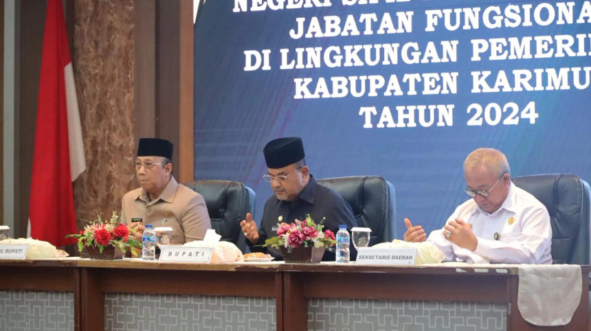 Bupati Karimun Aunur Rafiq didampingi Wakil Bupati Karimun Anwar Hasyim dan Sekretaris Daerah Karimun Firmansyah meminta ASN bekerja maksimal | Foto: Ami