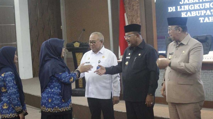 Bupati Karimun Aunur Rafiq didampingi Wakil Bupati Karimun Anwar Hasyim dan Sekretaris Daerah Karimun Firmansyah memberikan ucapan selamat kepada ASN yang dilantik | Foto: Ami