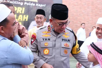 Safari Ramadan 1445 H Kapolda Kepri Pimpin Salat Magrib Dan Buka Bersama Di Masjid Ath Thoriq Kota Batam 44