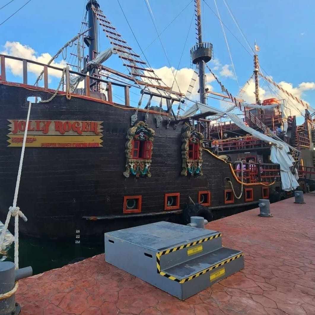 Jolly Rogers Pirate Ship