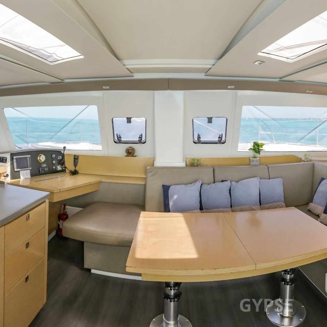 Catamaran Privado Privilege Gypse