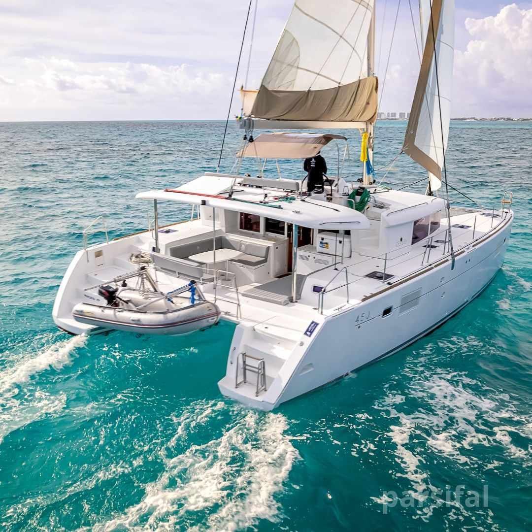 Catamaran Privado Privilege Parsifal