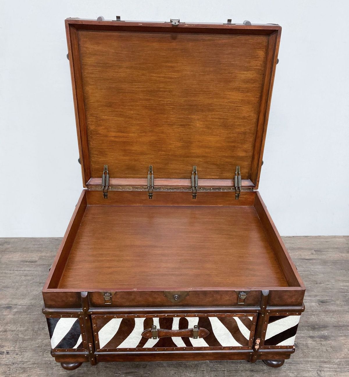 BK501　Maitland Smith 社製　アリゲーター　サイドテーブル Maitland-Smith Zebra Hide Coffee Table | Maitland-Smith - $1010