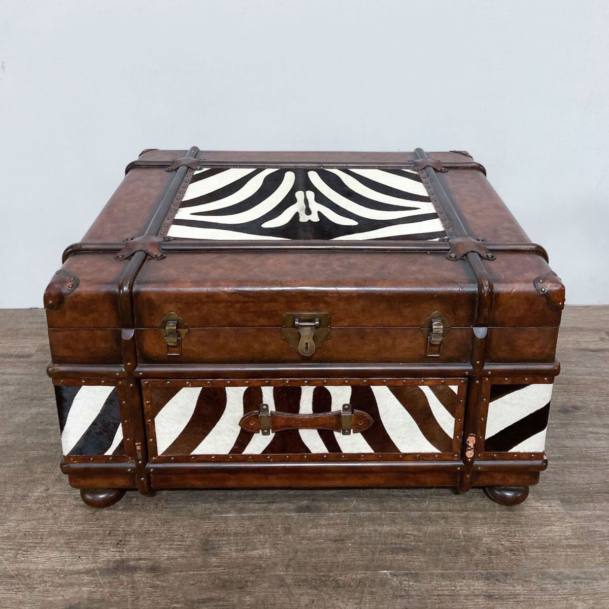 BK501　Maitland Smith 社製　アリゲーター　サイドテーブル Maitland-Smith Zebra Hide Coffee Table | Maitland-Smith - $1010