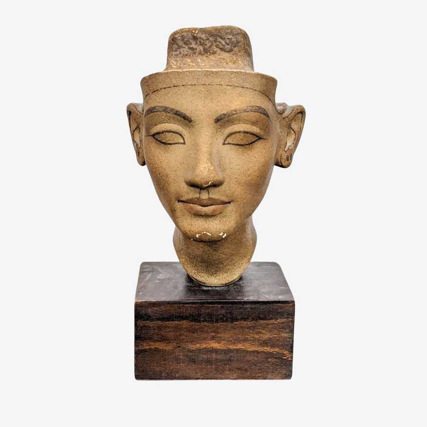 Bust of of Queen Nefertiti - image 0