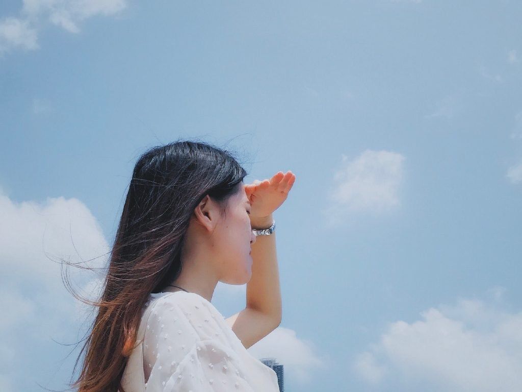 Woman looking ahead. Chatbots vs Search - what's the future? Photo by Jason Wong on Unsplash