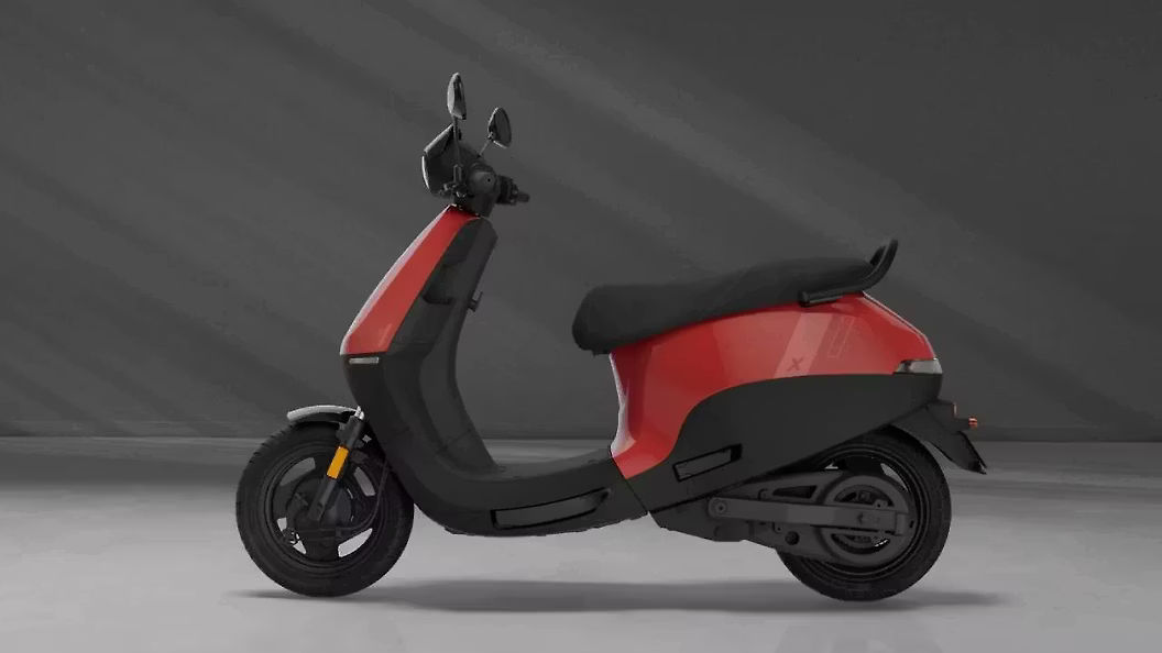 S1 X in Passion Red motorcycle image